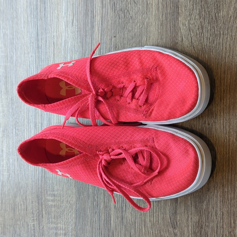 Girls under armour 5.5 sneakers